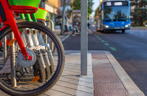 Ruedas de bici y un autobús de fondo